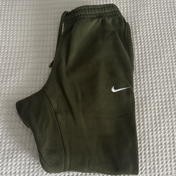 Nike men’s olive Green Sweatpants - Picture 1 of 6
